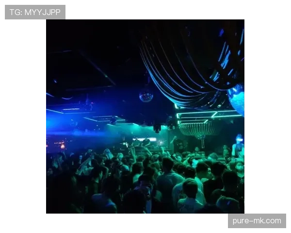 小罗退役后还在夜店蹦迪，这状态谁信他44了？