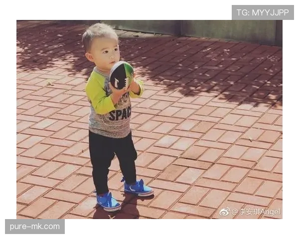 李小鹏画风突变，家庭聚会秒变豪华影棚？这反差有点大啊